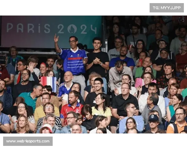 乒乓球赛场观众热情高涨，现场喝彩助力选手表现